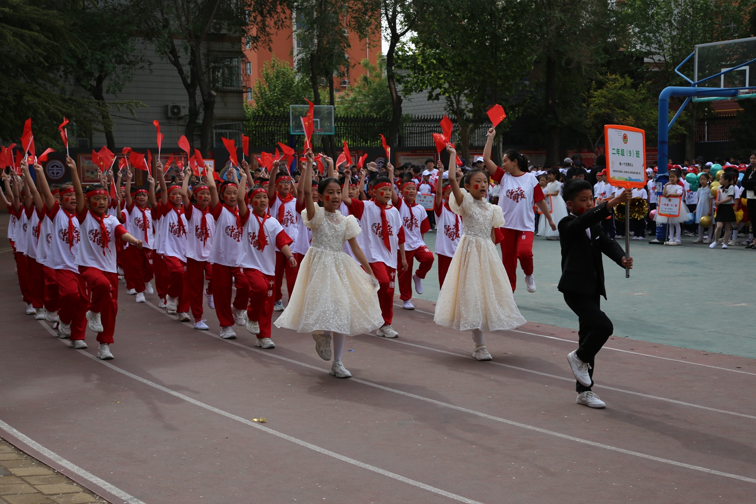 保定競秀區樂凱小學舉行“立冠軍志 塑冠軍魂”2024年春季田徑運動會_fororder_樂凱小學運動會入場式 攝影 袁野.JPG