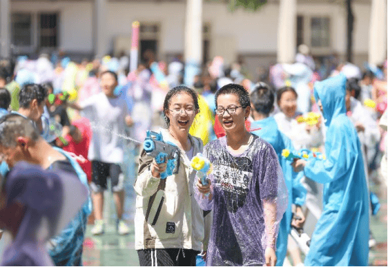 草场少年 戏水童年——石家庄市草场街小学教育集团首届校园水枪节