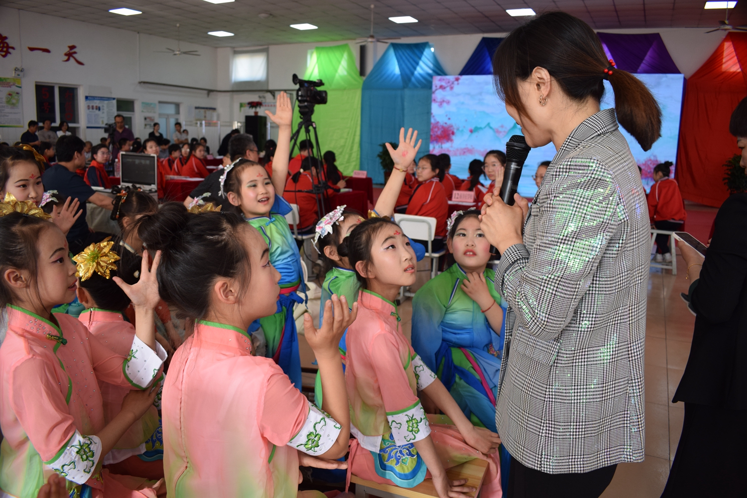 保定市滿城區：“賦”一場好玩的詩詞盛會_fororder_學生與觀眾互動 攝影 劉俊敏.JPG