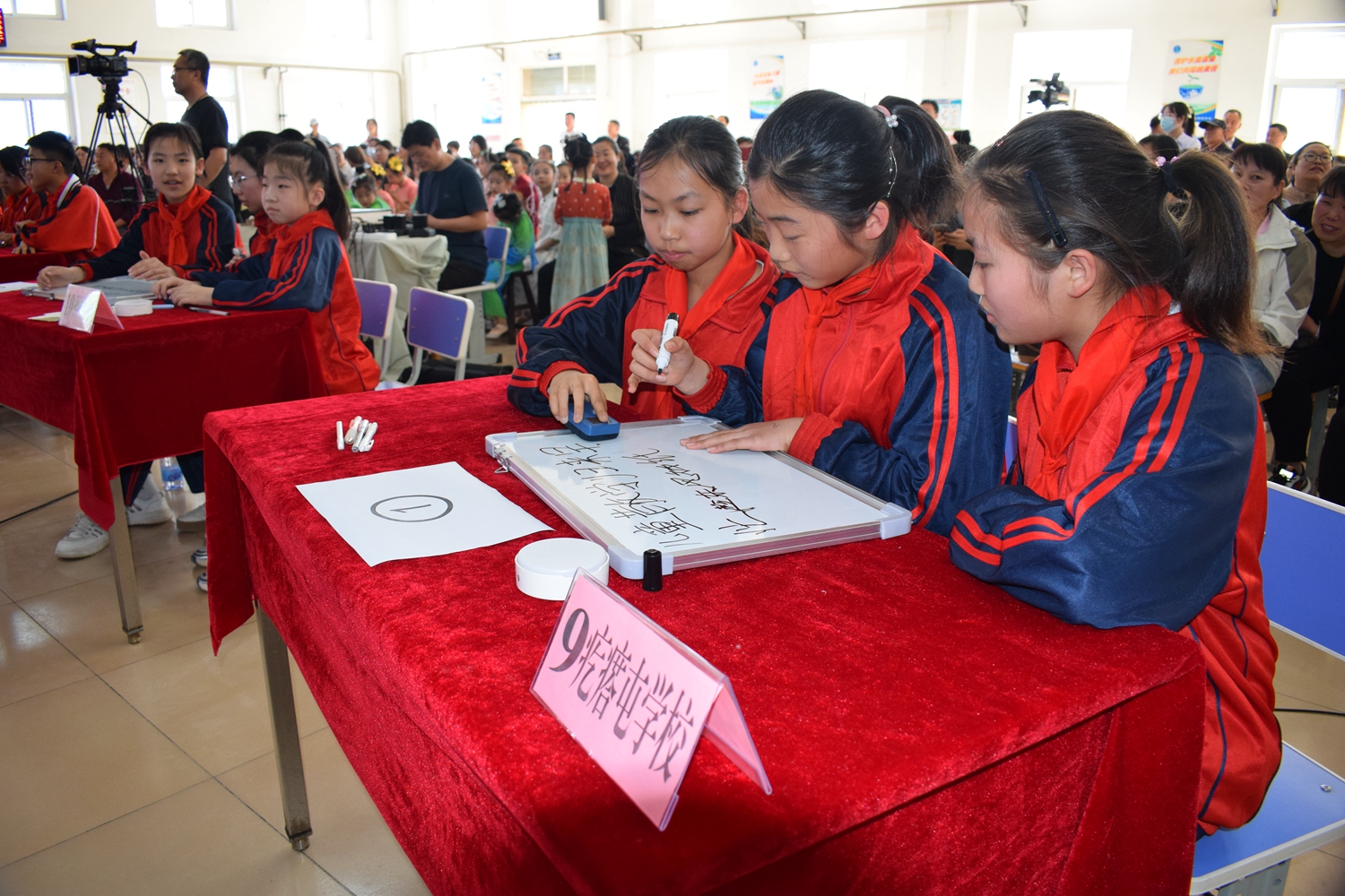 保定市滿城區：“賦”一場好玩的詩詞盛會_fororder_學生們合作推敲答案 攝影 劉俊敏.JPG