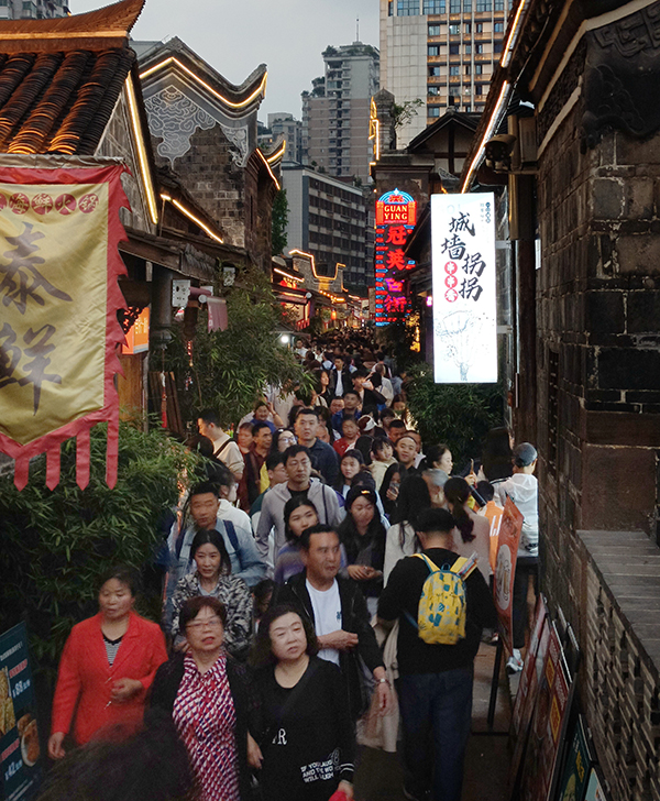 当燃宜宾|从三个维度看"五一"宜宾火爆出圈_fororder_游客邂逅冠英街