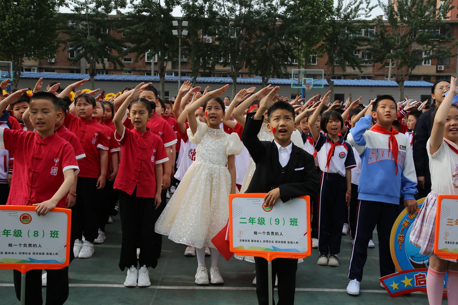 保定競秀區樂凱小學舉行“立冠軍志 塑冠軍魂”2024年春季田徑運動會_fororder_全體同學面向國旗行隊禮 攝影 袁野.JPG