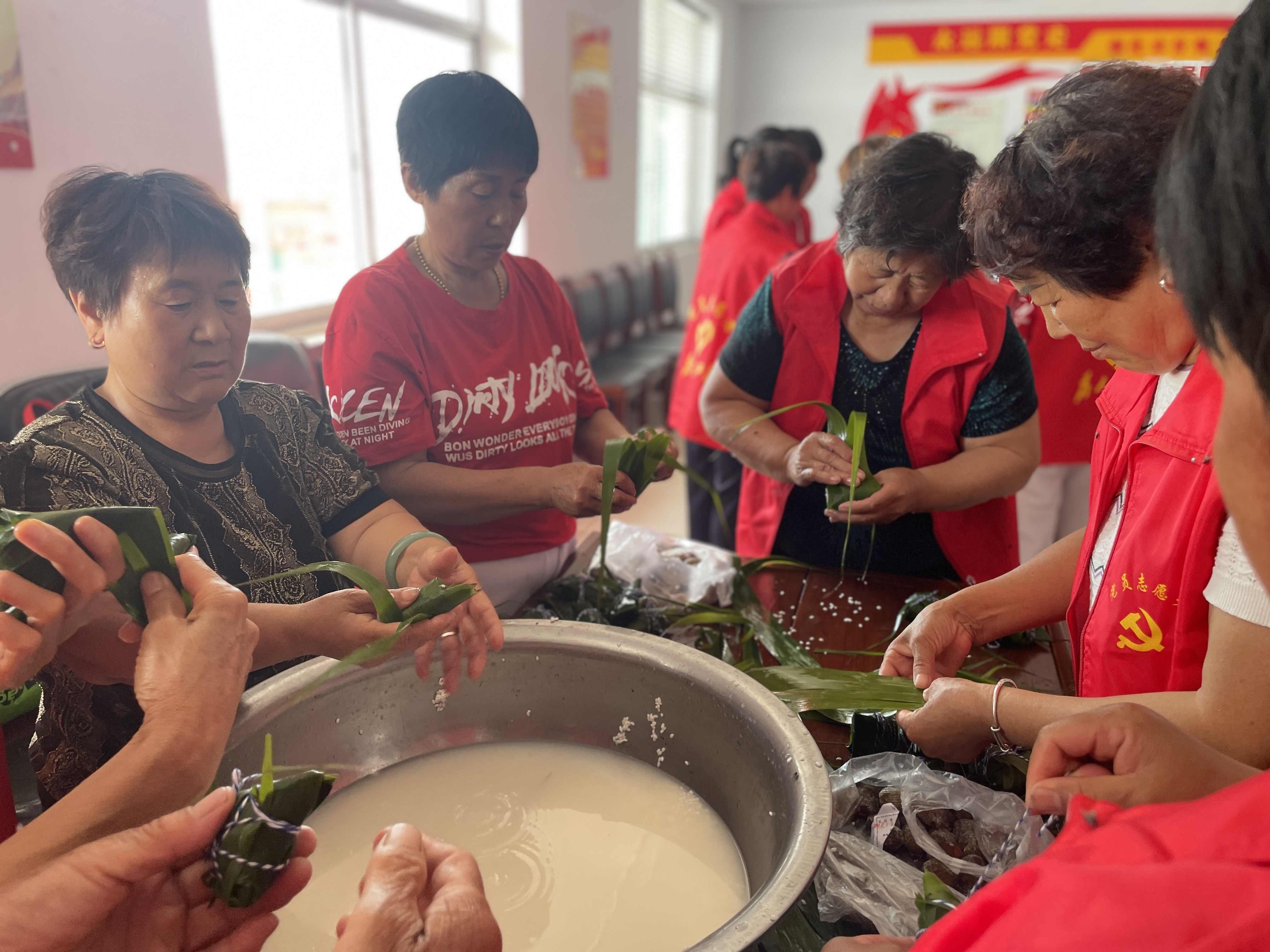 河北邢台经济开发区：文明新风在传统节日绽放光彩_fororder_村民和志愿者一起包粽子过端午节