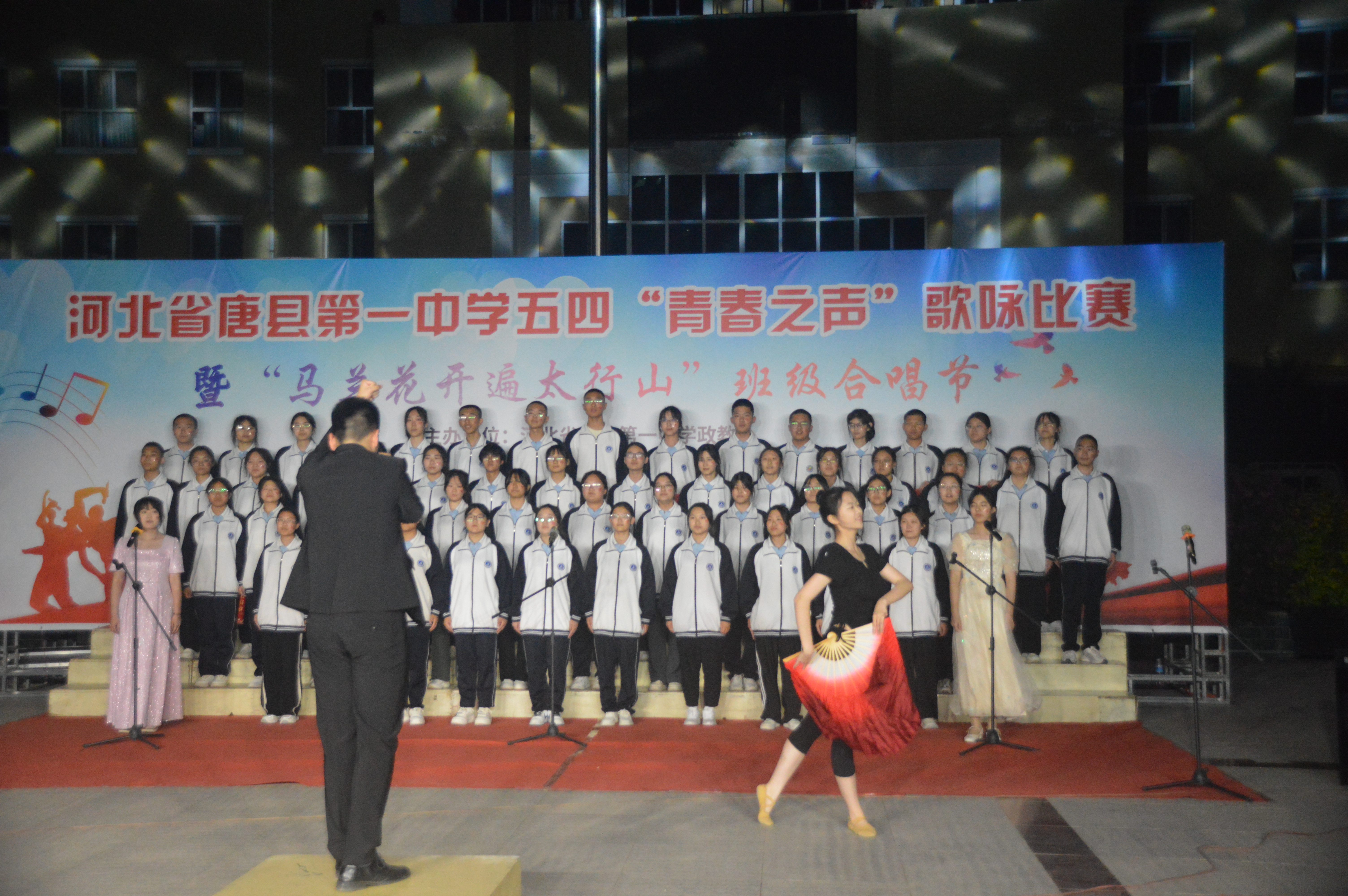 河北唐縣：青春之聲，為黨獻歌_fororder_同學們合唱表演《我和我的祖國》，並有學生現場伴舞