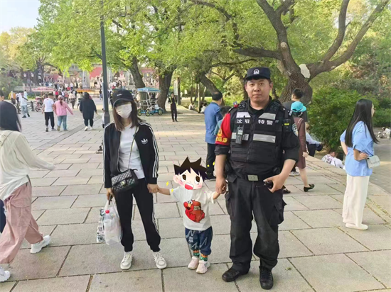 女子在北陵公園與孩子走散 瀋陽民警成功幫忙找回_fororder_圖片1