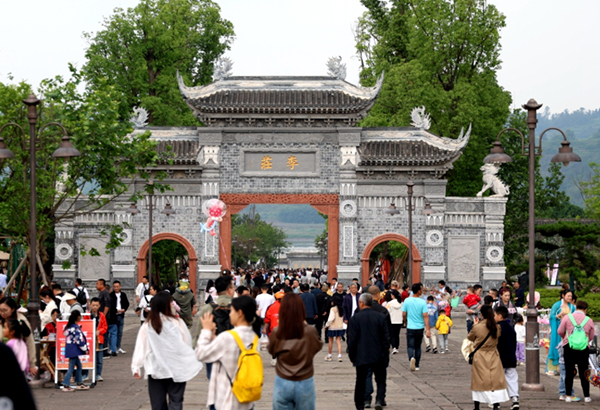 当燃宜宾｜“好玩 好逛 好风景” 宜宾李庄古镇开启“人从众”模式_fororder_李庄游客如织-供图-翠屏区融媒体中心