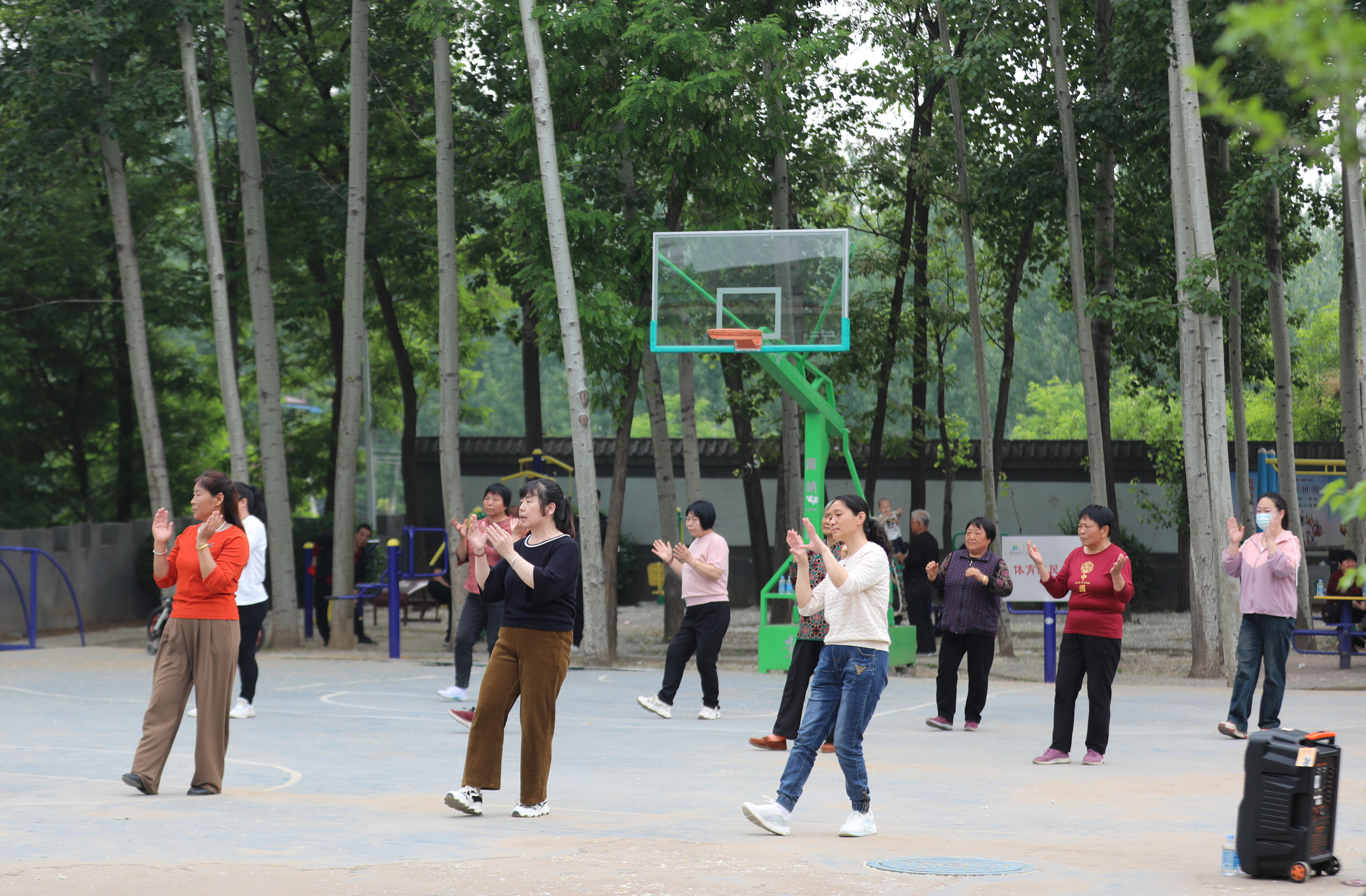 河北淶水：“體育惠民工程”提升群眾幸福感_fororder_圖為在淶水縣婁村鎮福山營村健身廣場，村民在跳廣場舞。（徐梓鈺 攝）