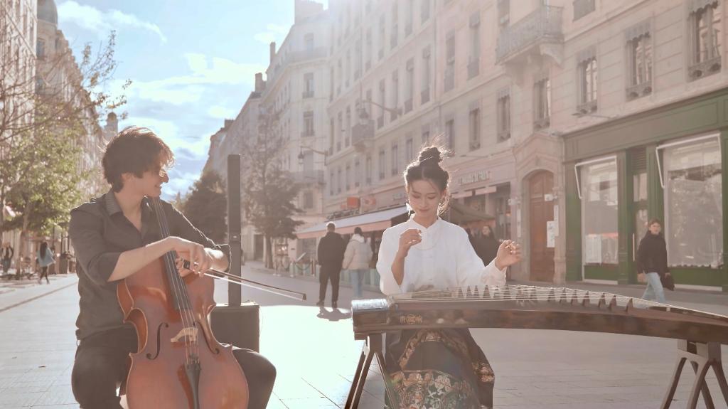 法國街頭,湖南懷化女孩用古箏展現中國傳統文化之美_fororder_22222