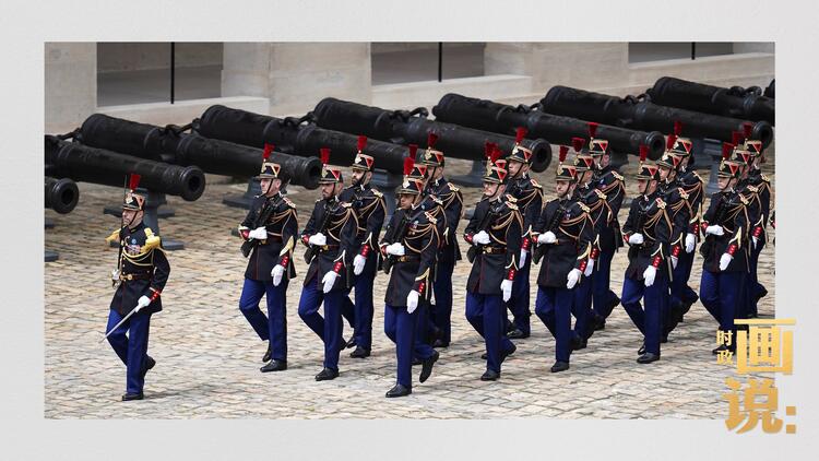 欢迎仪式,并在马克龙陪同下,检阅法兰西共和国卫队和陆海空三军仪仗队