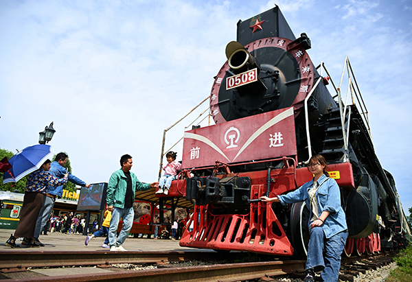 眉山仁寿：“五一”小长假近郊游火热_fororder_游客打卡小火车