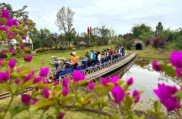 眉山仁寿：“五一”小长假近郊游火热_fororder_美景与火车体验相融