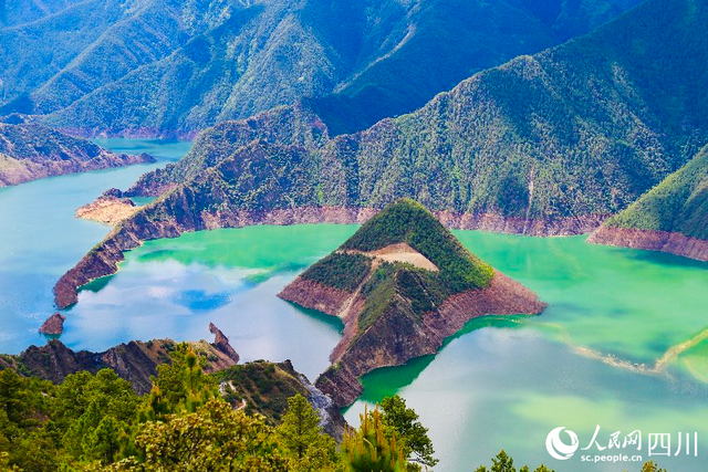 四川：绝美天龙湖 相当于770个杭州西湖蓄水量