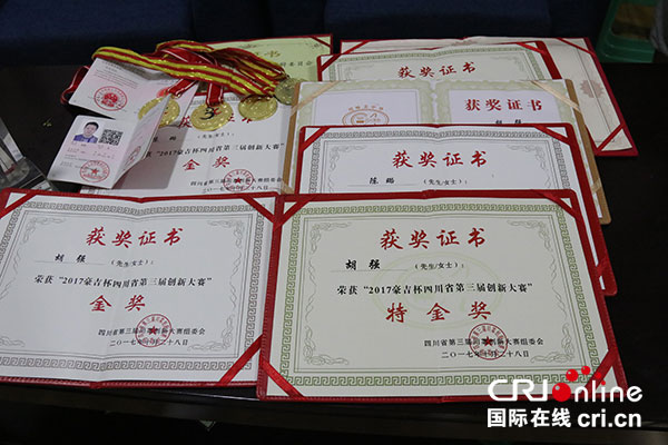 多年来,胡强在各种比赛中获得许多证书,奖杯,奖牌.(供图 蒋昭玉)