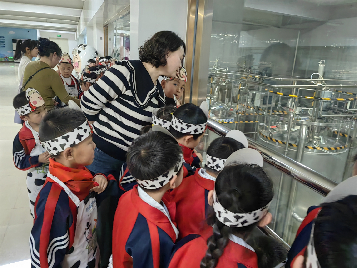 保定市滿城區：解碼‘鮮奶’背後的秘密_fororder_教師帶領學生共同參觀 攝影 楊建朋