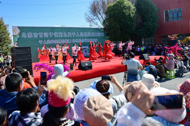 新疆乌苏：千人共跳民族舞 旱地龙舟迎端午