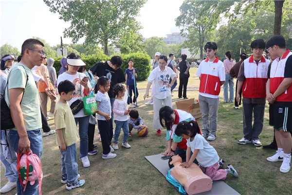 南京航空航天大学金城学院学子地铁沿线“摆急救地摊”传救命技能！