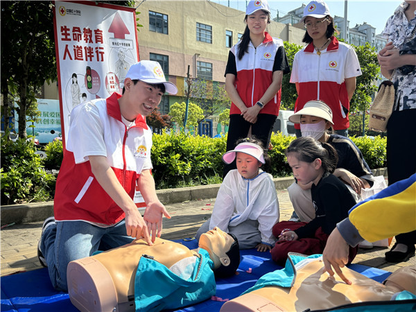 南京航空航天大学金城学院学子地铁沿线“摆急救地摊”传救命技能！