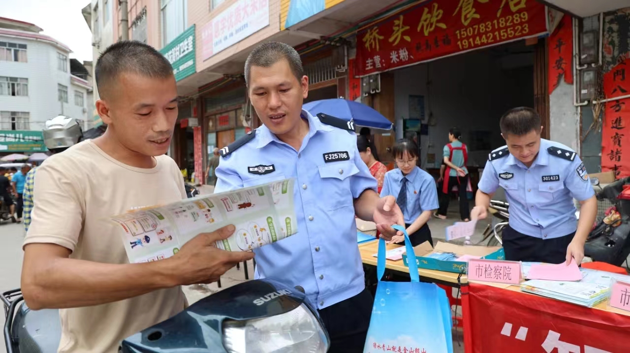 进学校下企业走基层 广西荔浦警方开展反诈宣传讲实效_fororder_图片3