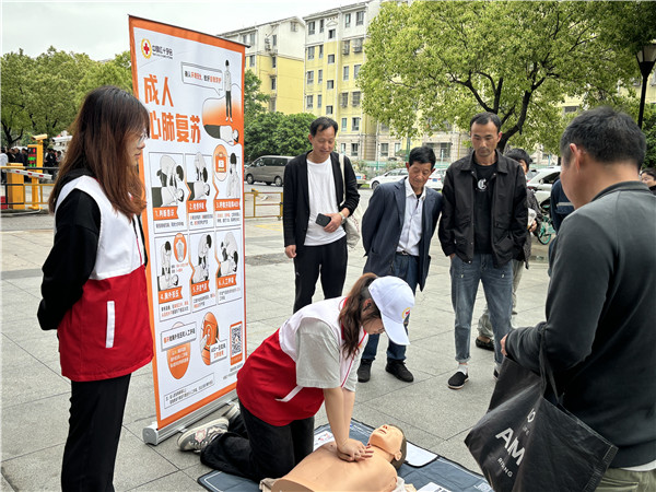 南京航空航天大学金城学院学子地铁沿线“摆急救地摊”传救命技能！