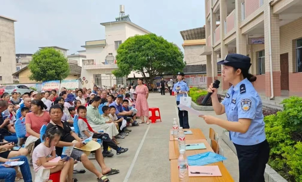 进学校下企业走基层 广西荔浦警方开展反诈宣传讲实效_fororder_图片2