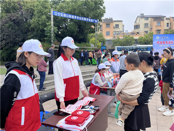 南京航空航天大学金城学院学子地铁沿线“摆急救地摊”传救命技能！