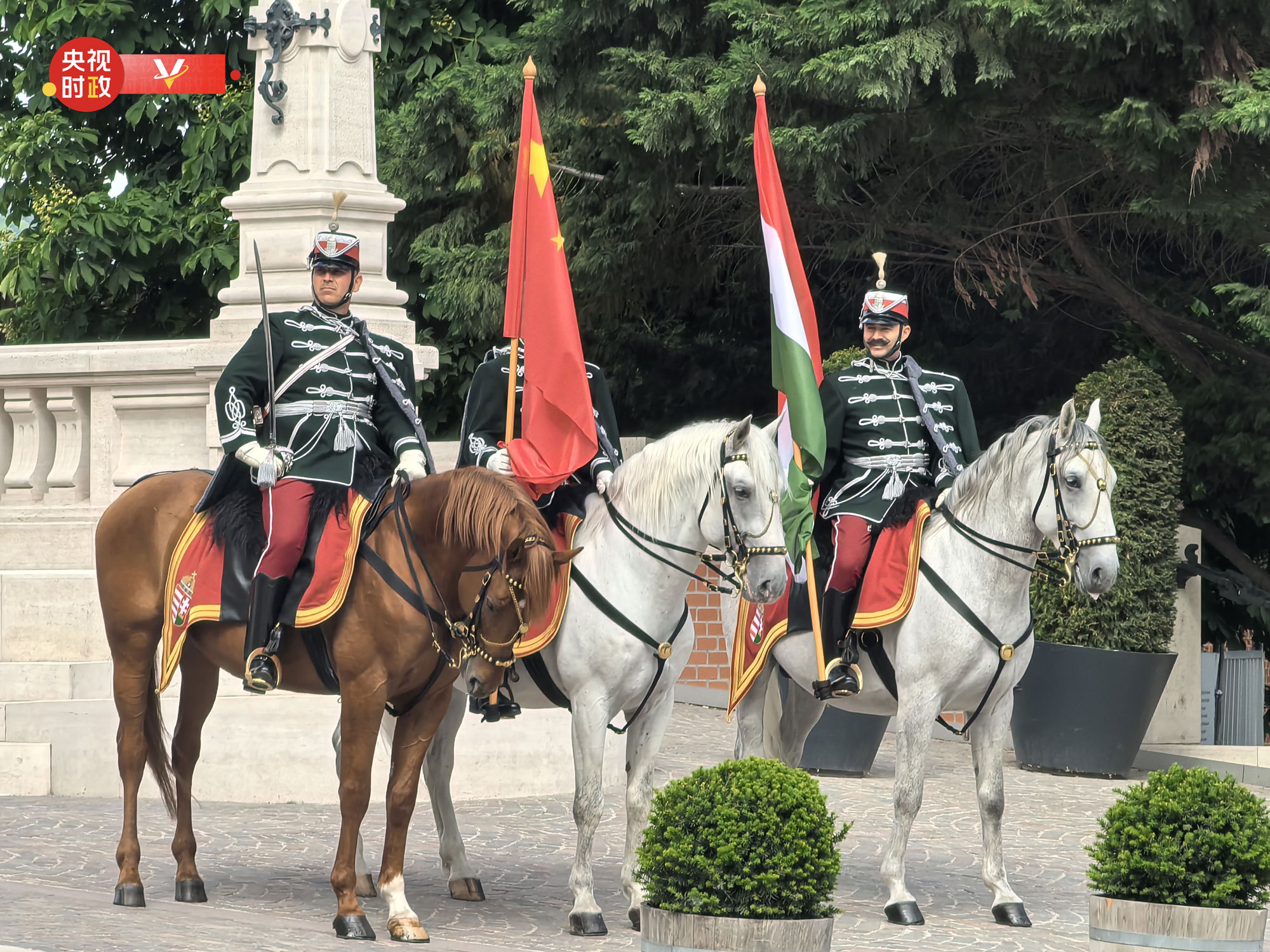 时政快讯丨习近平抵达布达王宫内庭 出席匈牙利总统和总理共同举行的欢迎仪式