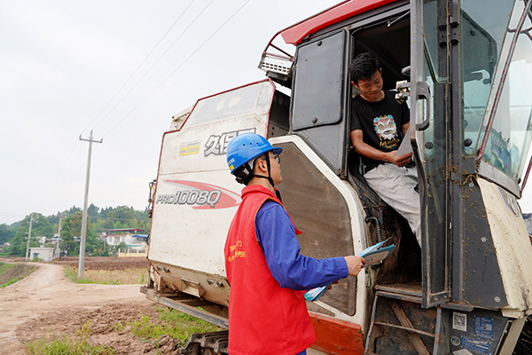 复苏的步伐｜眉山仁寿：“满格电”护航粮食颗粒归仓_fororder_工人提供电力保障服务