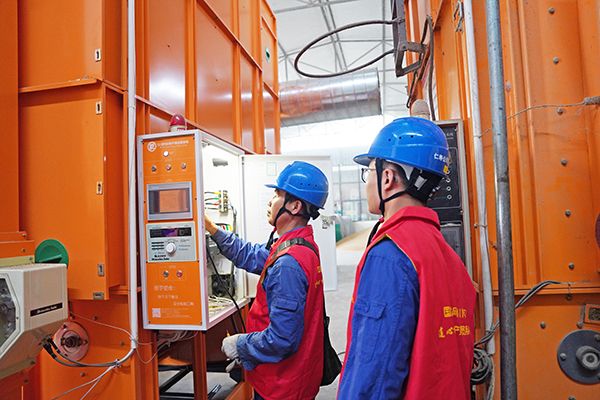 复苏的步伐｜眉山仁寿：“满格电”护航粮食颗粒归仓_fororder_电力工人为丰收提供电力保障服务