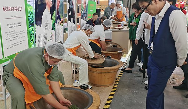 第十三届四川国际茶博会开幕 18个国家和地区参展_fororder_手工制茶现场-摄影-杨建昆