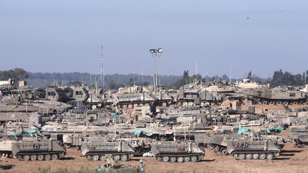 美国暂缓向以色列运送弹药  专家称美以关系没有发生实质性改变_fororder_5月8日，以军装甲车在以色列南部凯雷姆沙洛姆口岸附近部署