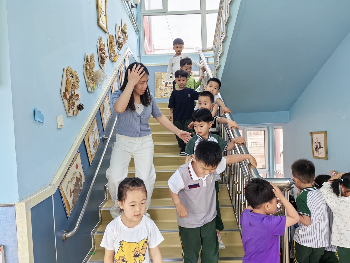 保定市滿城區：安全始於心 防災踐于行_fororder_全園師生進行了防震安全逃生演練 攝影 馮亞