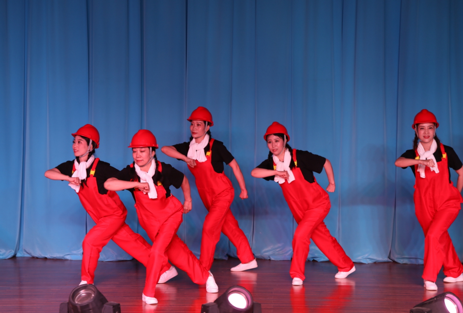 保定市滿城區：職工文藝匯演 致敬勞動者_fororder_開場舞《咱們工人有力量》 攝影 張麗娟