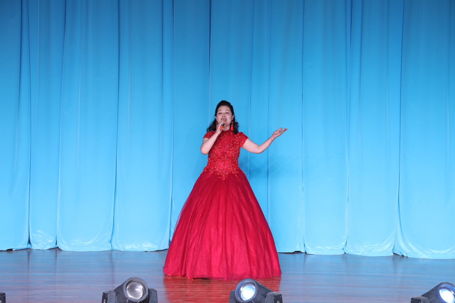 保定市滿城區：職工文藝匯演 致敬勞動者_fororder_獨唱《和諧中國》 攝影 張麗娟