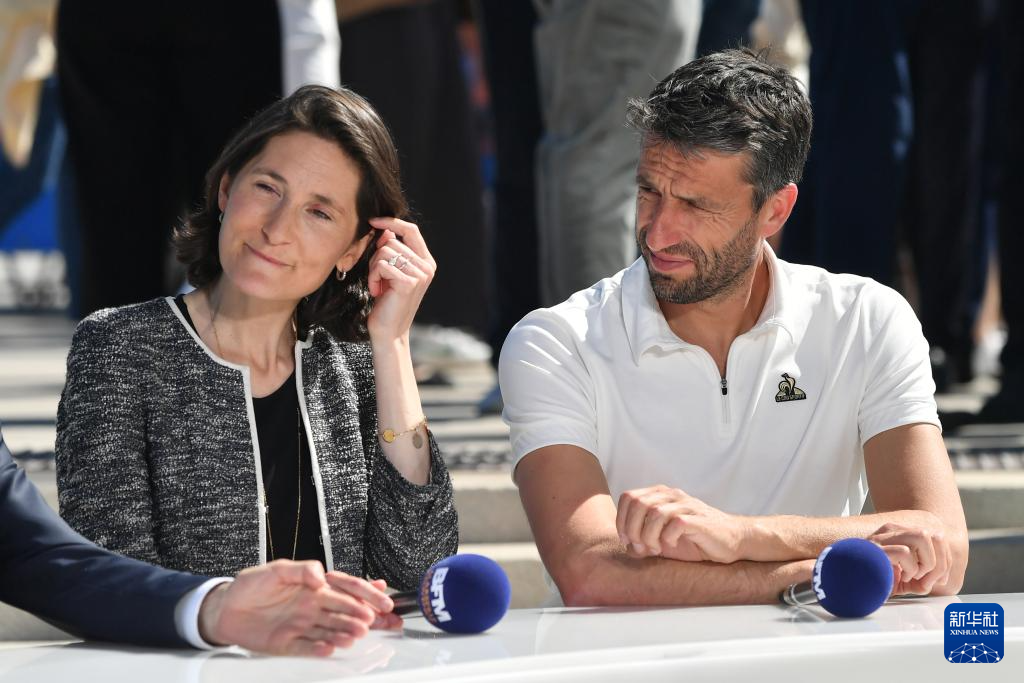 新华社发(朱利安·马蒂亚摄)69695月9日,火炬手,马赛海军消防员