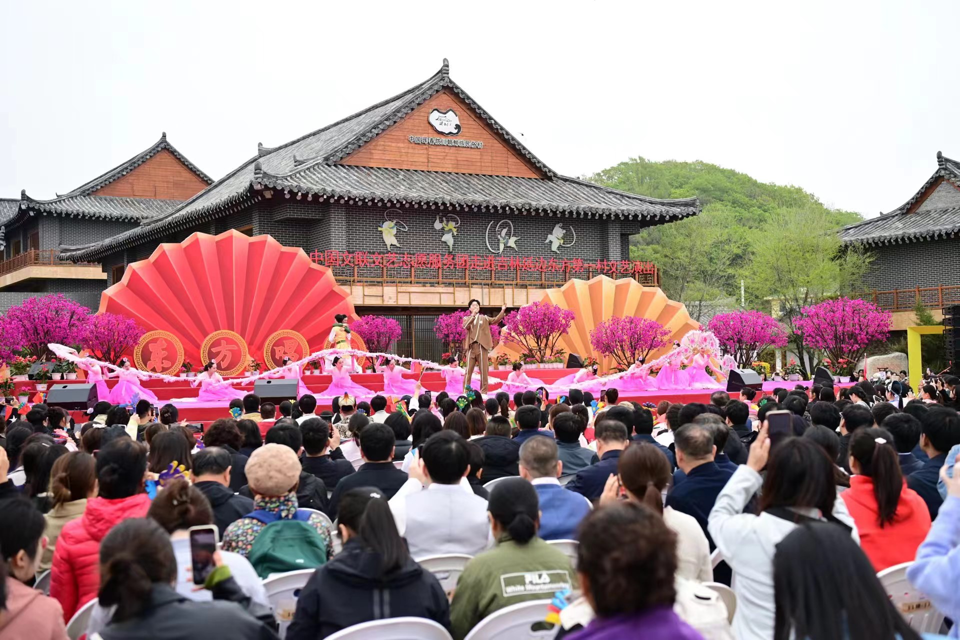 ​東方唱響時代強音 ——“中國文聯文藝志願服務團走進吉林延邊東方第一村文藝演出”側記