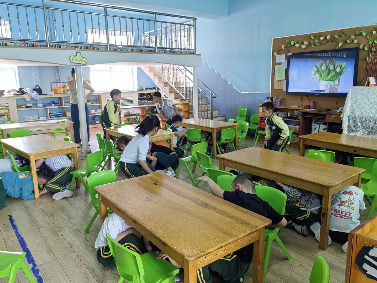 保定市滿城區：安全始於心 防災踐于行_fororder_幼兒緊密避險 攝影 太立鵬