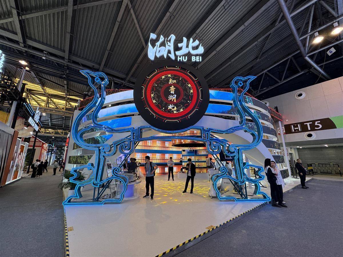 上海黄浦江畔：“烽火通信星”翱翔太空 “曾侯乙编钟”穿越古今