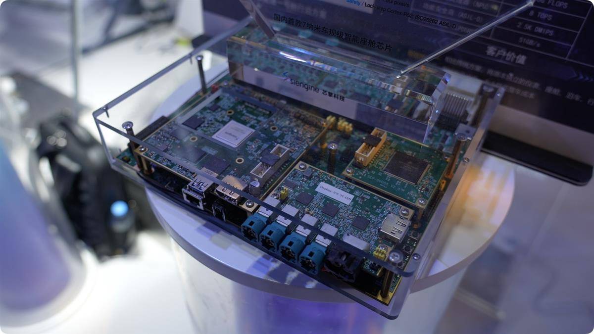 上海黄浦江畔：“烽火通信星”翱翔太空 “曾侯乙编钟”穿越古今