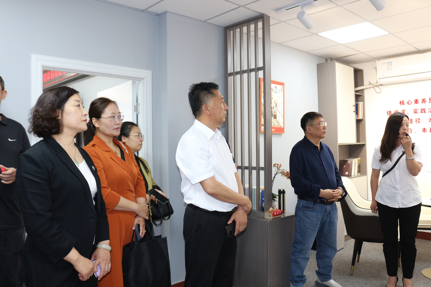 保定市滿城區：追光而遇 沐光而行_fororder_參觀名師工作室 攝影 李寧 (2)