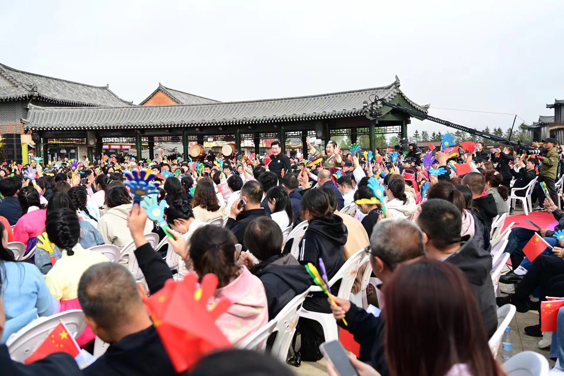 ​東方唱響時代強音 ——“中國文聯文藝志願服務團走進吉林延邊東方第一村文藝演出”側記