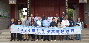Diplomats from 16 Countries Visit Yulin, Exploring the 'First Tower of the Great Wall'_fororder_微信圖片_20240611084946