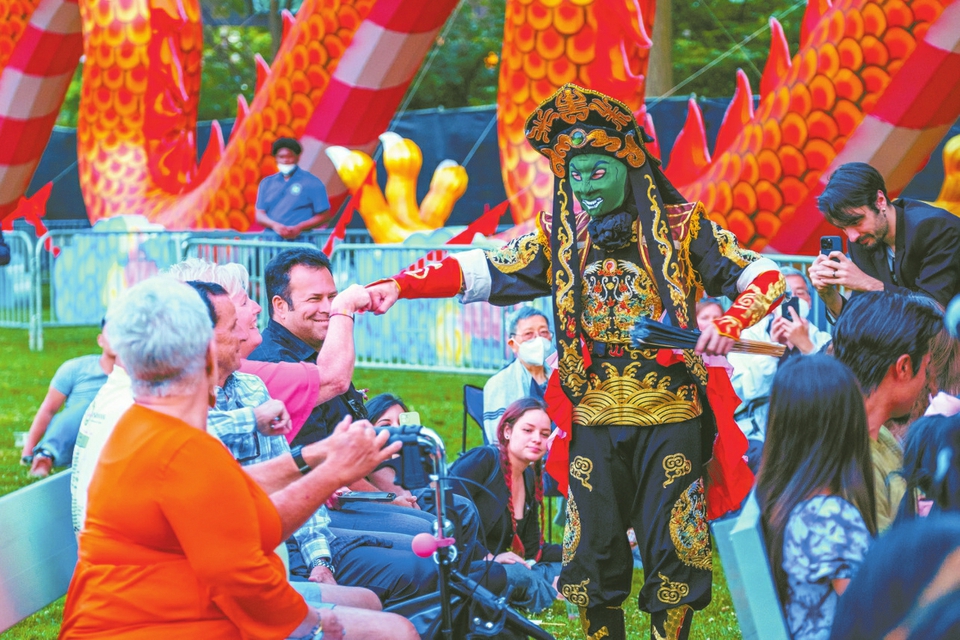 （转载）“00后”小伙赴美表演川剧变脸受热捧