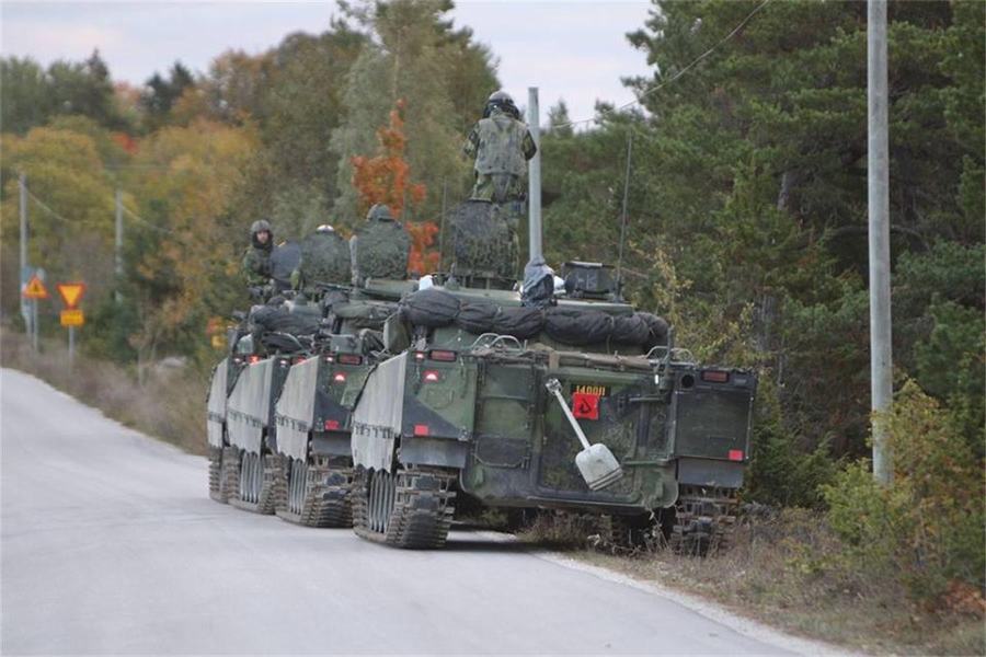 瑞典军演战车展示强大军工实力(组图)