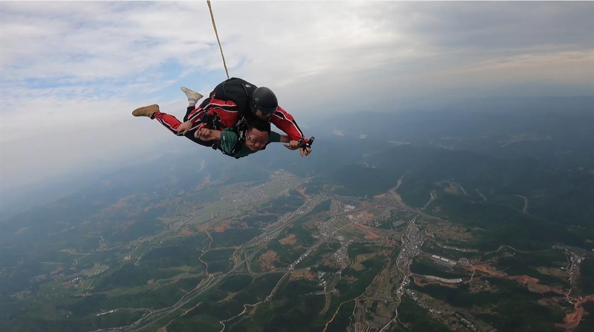 湖北十堰市首次机降高空跳伞在竹山首跳成功