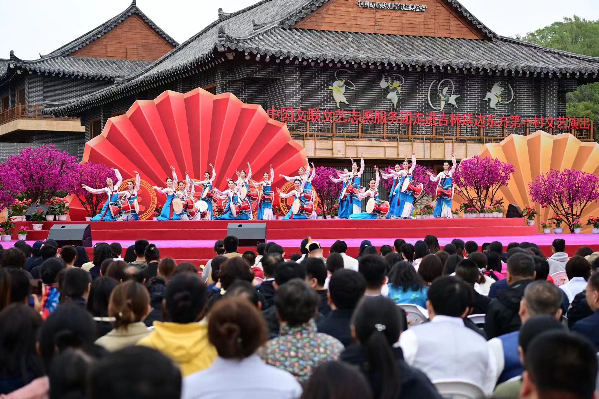​東方唱響時代強音 ——“中國文聯文藝志願服務團走進吉林延邊東方第一村文藝演出”側記