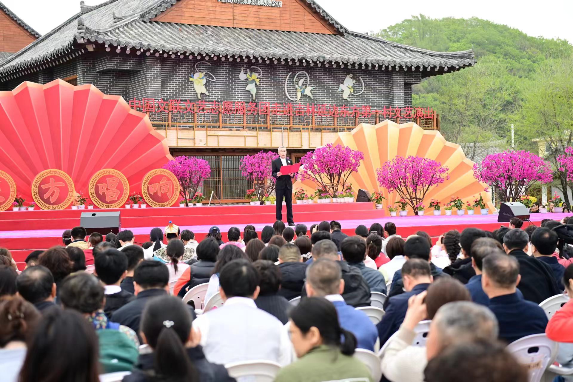 ​東方唱響時代強音 ——“中國文聯文藝志願服務團走進吉林延邊東方第一村文藝演出”側記