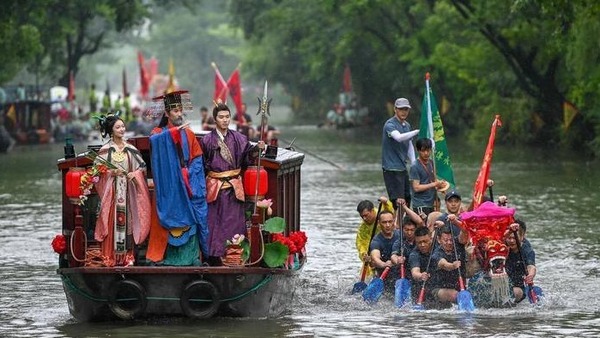 群竜が波を追って端午の節句を祝う杭州西渓湿地で国際ドラゴンボート文化祭が開催