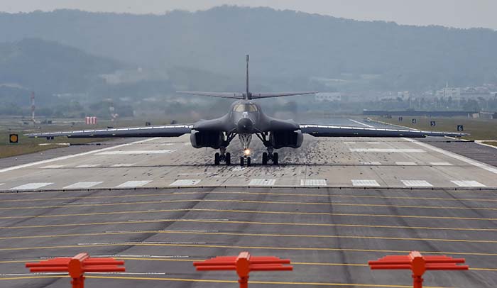 罕见b1b在微波暗室内测试图(组图)