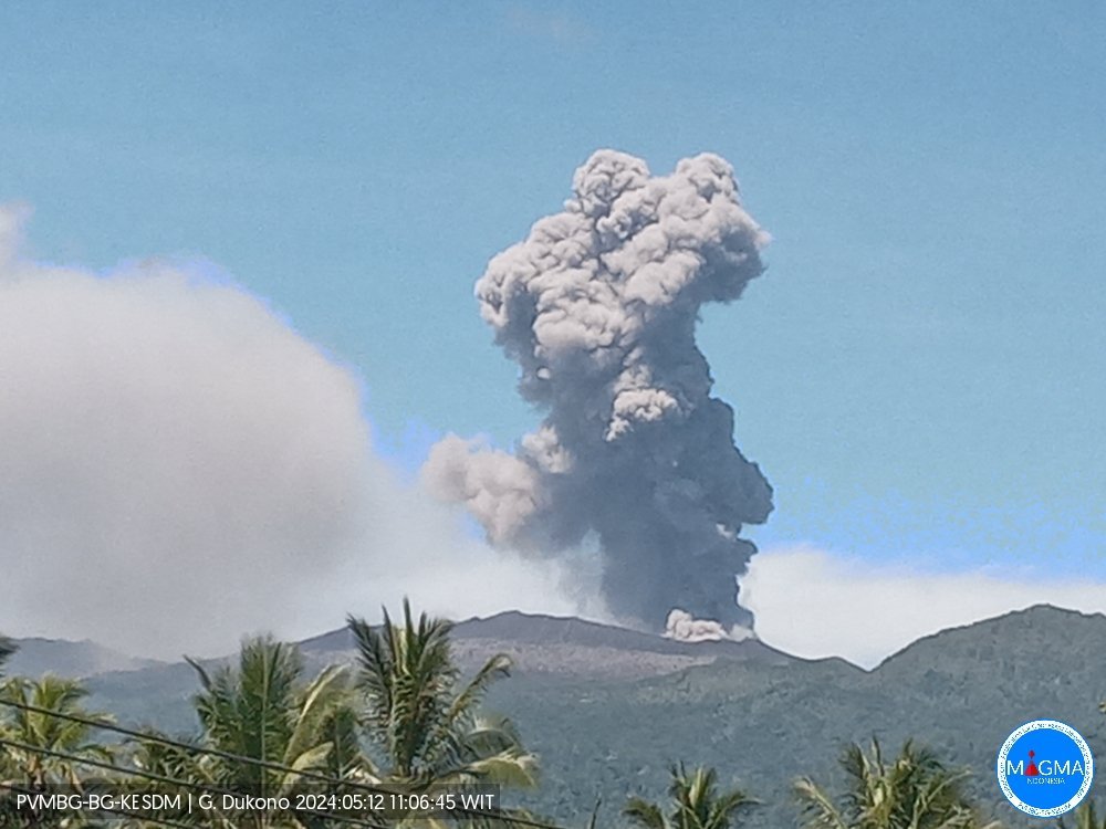 印尼杜科诺火山喷发 火山灰柱达1200米