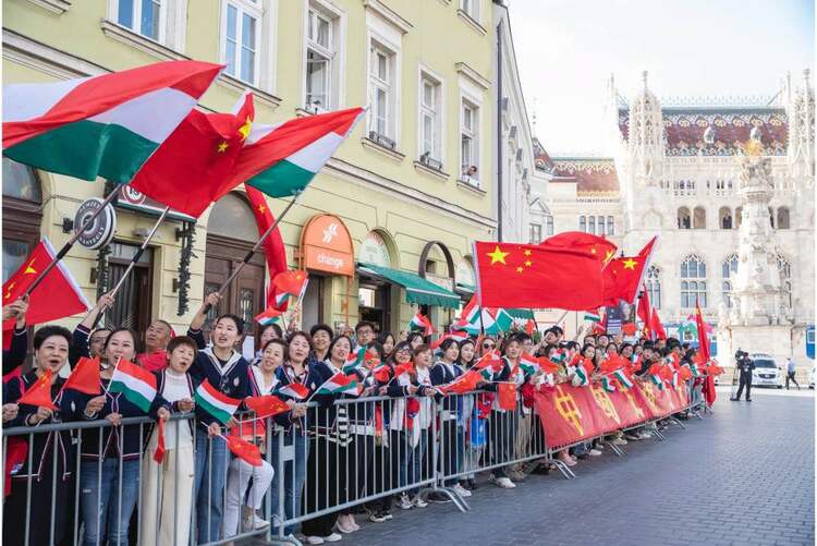 高清大圖丨習近平結束對匈牙利的國事訪問 乘專機離開布達佩斯